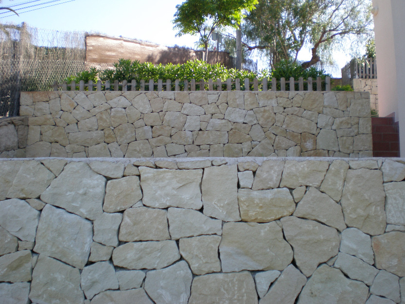 Paisajismo y jardines en piedra natural
